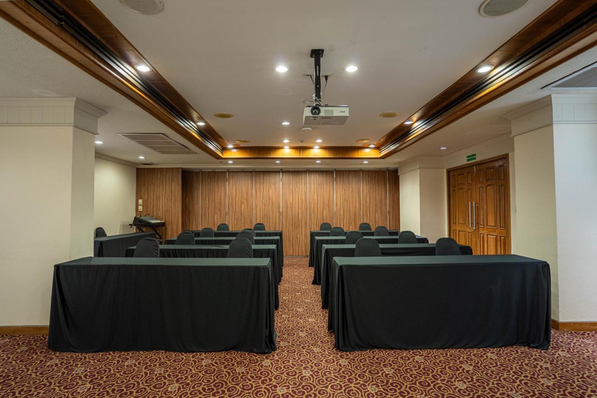 Journeyhub Sukhumvit 26, Bangkok - Formerly St James Hotel Eksteriør bilde