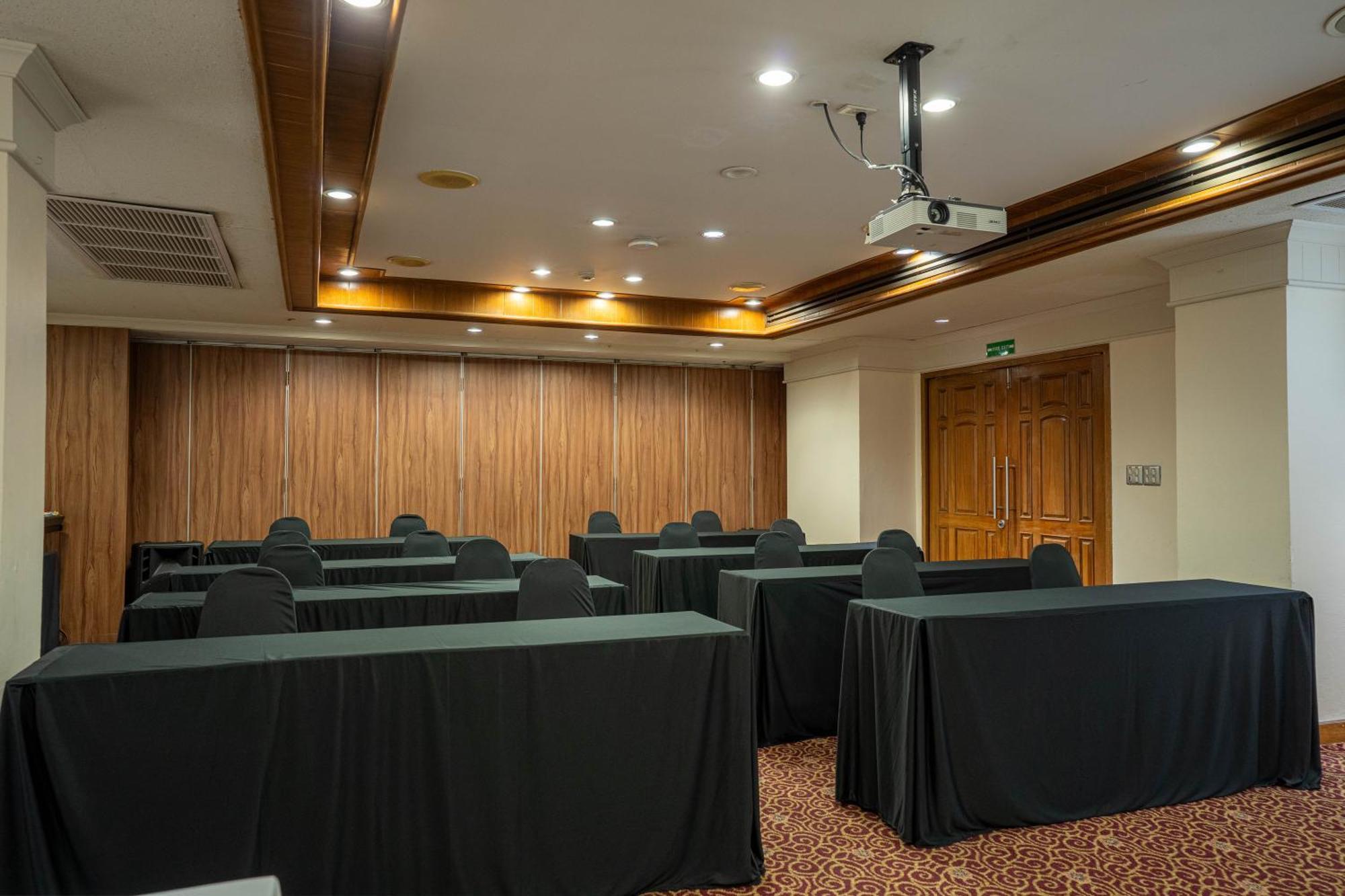 Journeyhub Sukhumvit 26, Bangkok - Formerly St James Hotel Eksteriør bilde